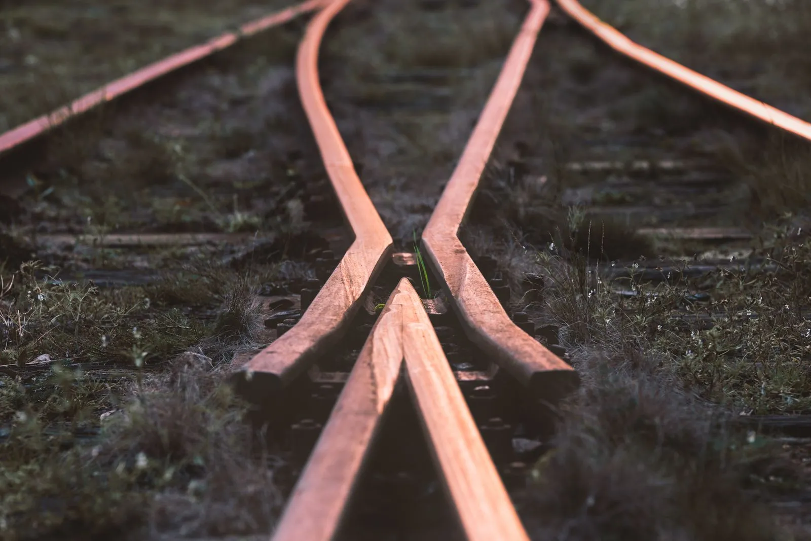 Aiguillage ferroviaire où deux voies se croisent - contentieux commercial à Toulon
