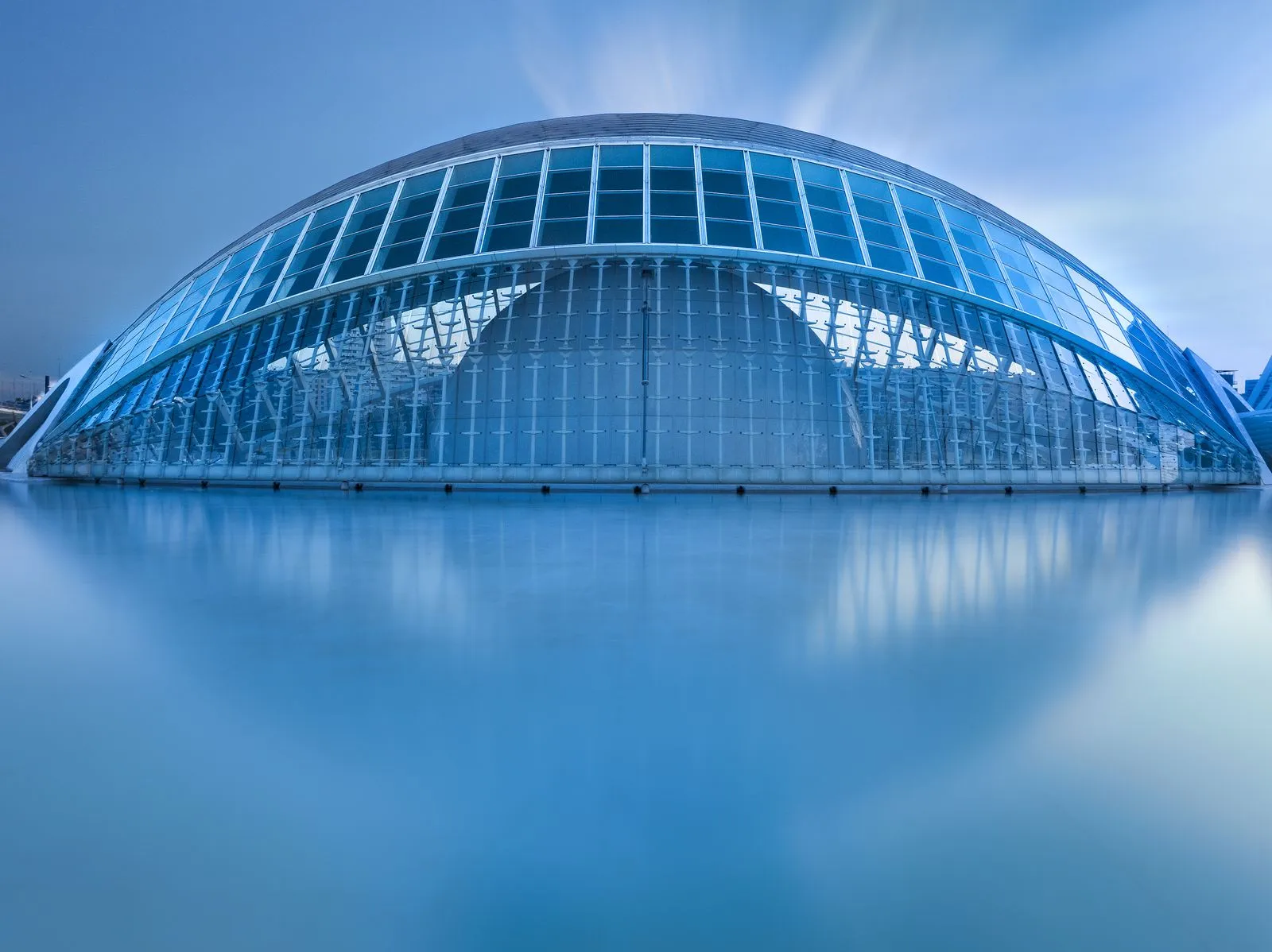 Architecture de verre se reflétant dans l'eau - vie sociale et opérations sur capital