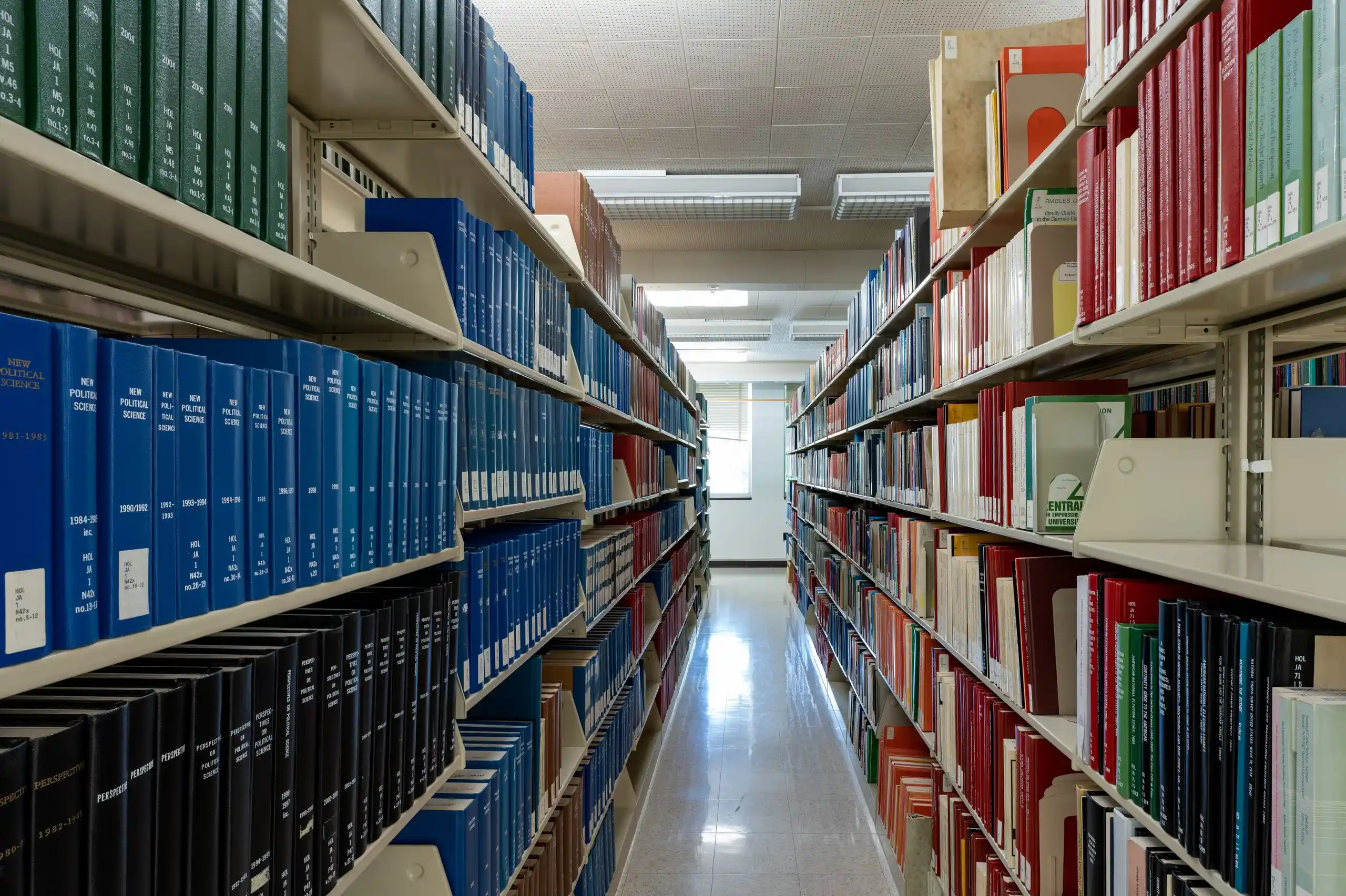Allée de bibliothèque aux reliures bleues - lexique juridique du droit des affaires