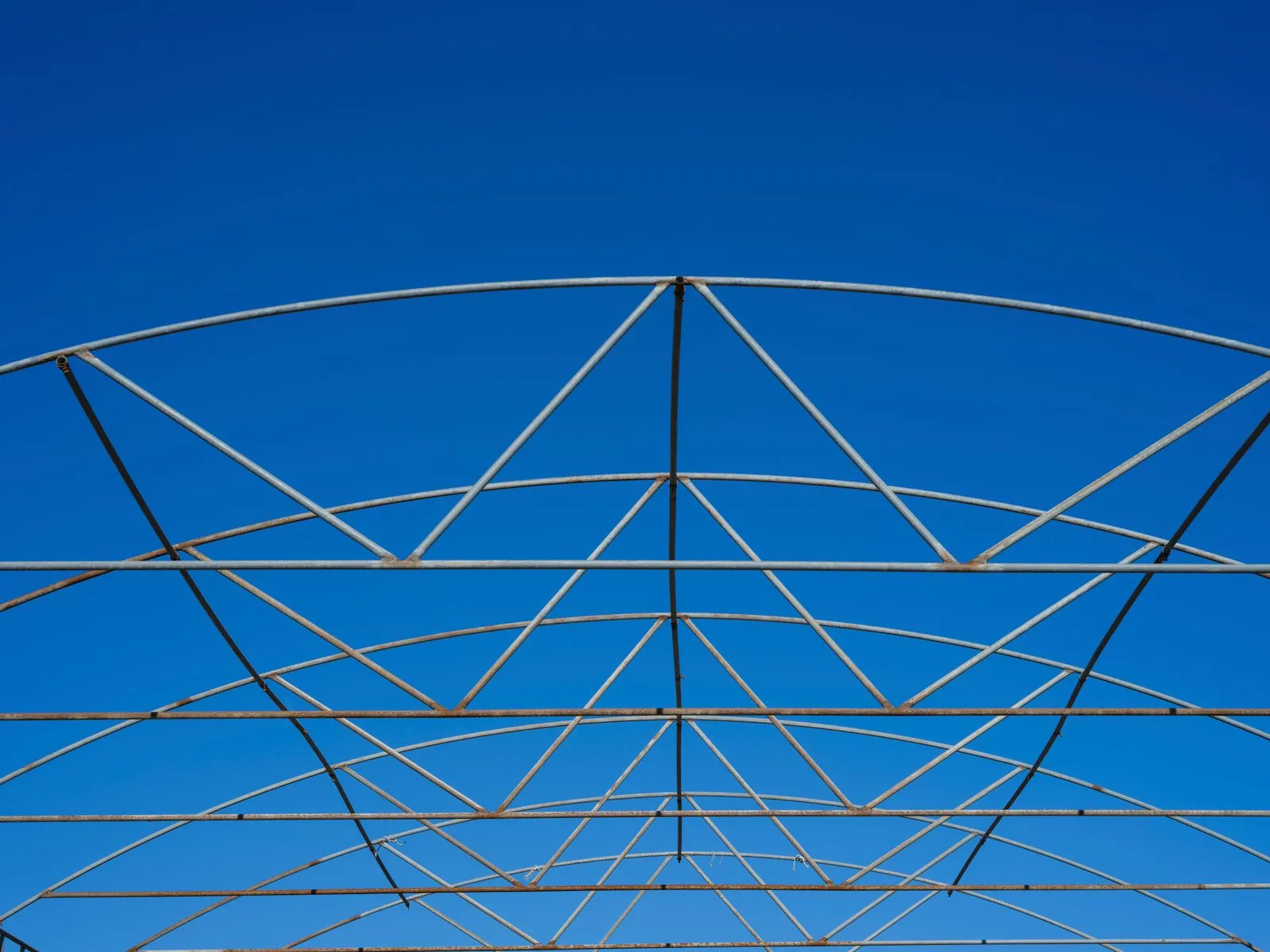 Charpente métallique sous un ciel bleu - conventions intragroupe et contrats de dirigeants