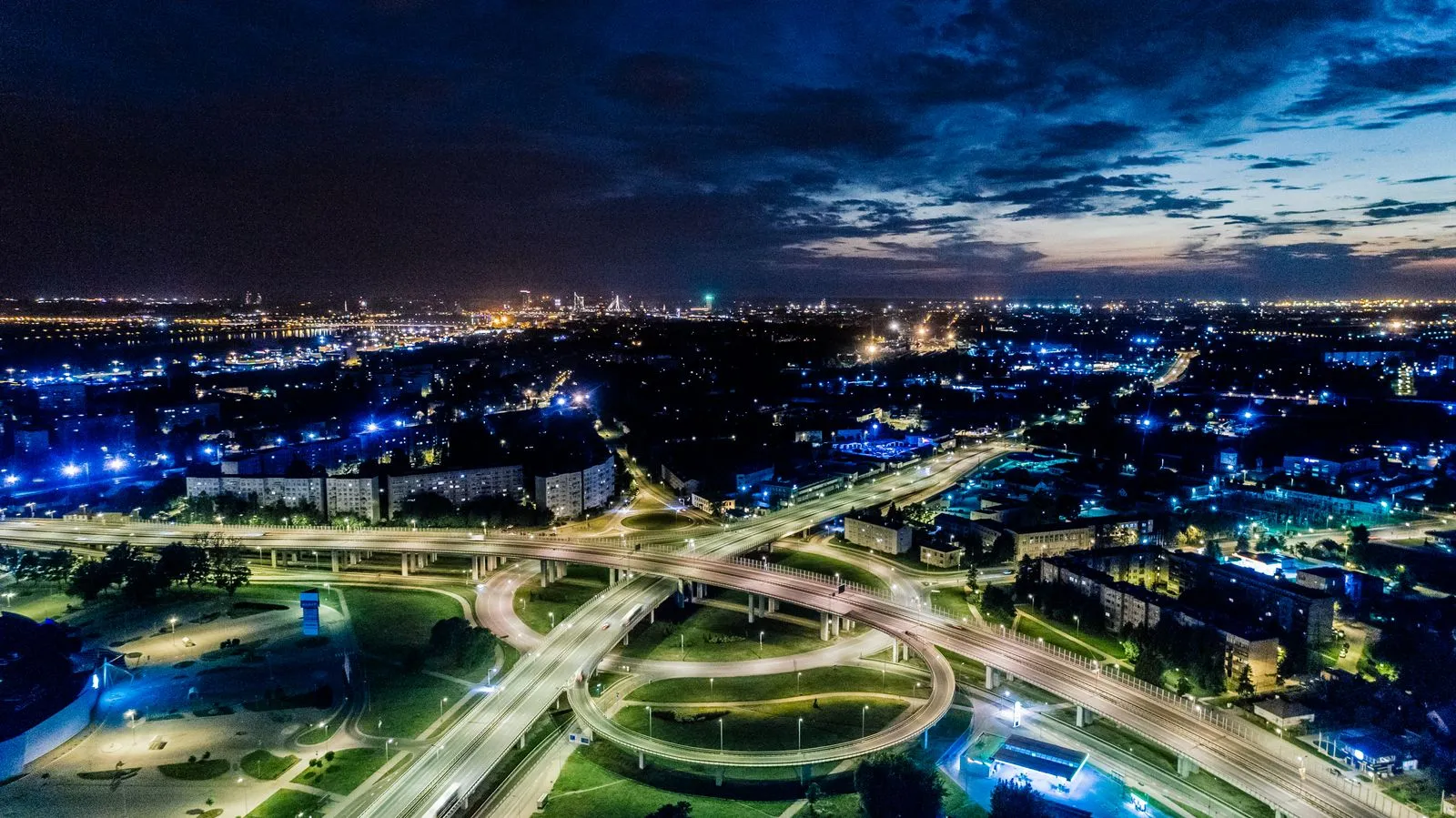 Échangeur routier illuminé vu du ciel - holding et structuration de groupe