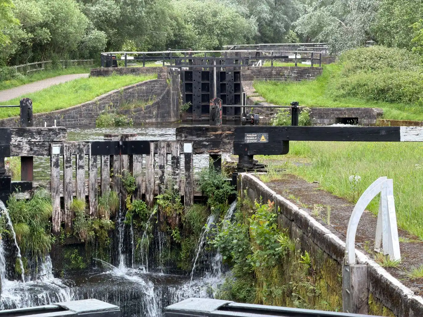 Écluse ancienne et ses portes sur un canal - droits des créanciers en procédure collective