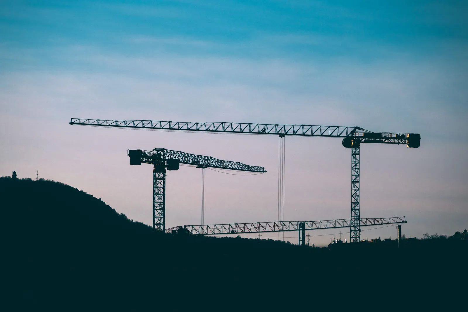 Grues de chantier sur un ciel bleu - restructuring et cession en procédure collective