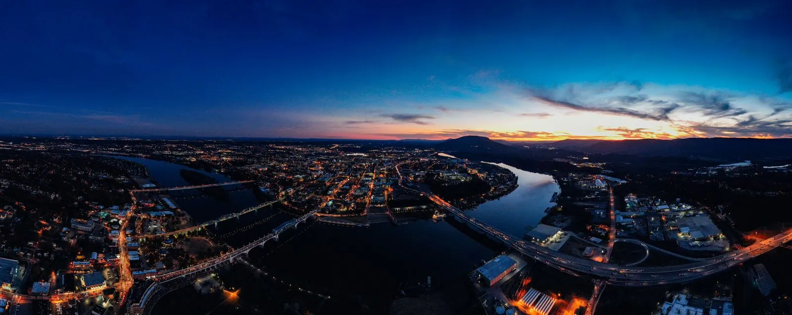 Lumières d'une ville et de ses routes vues du ciel - contrats de distribution, franchise et licence