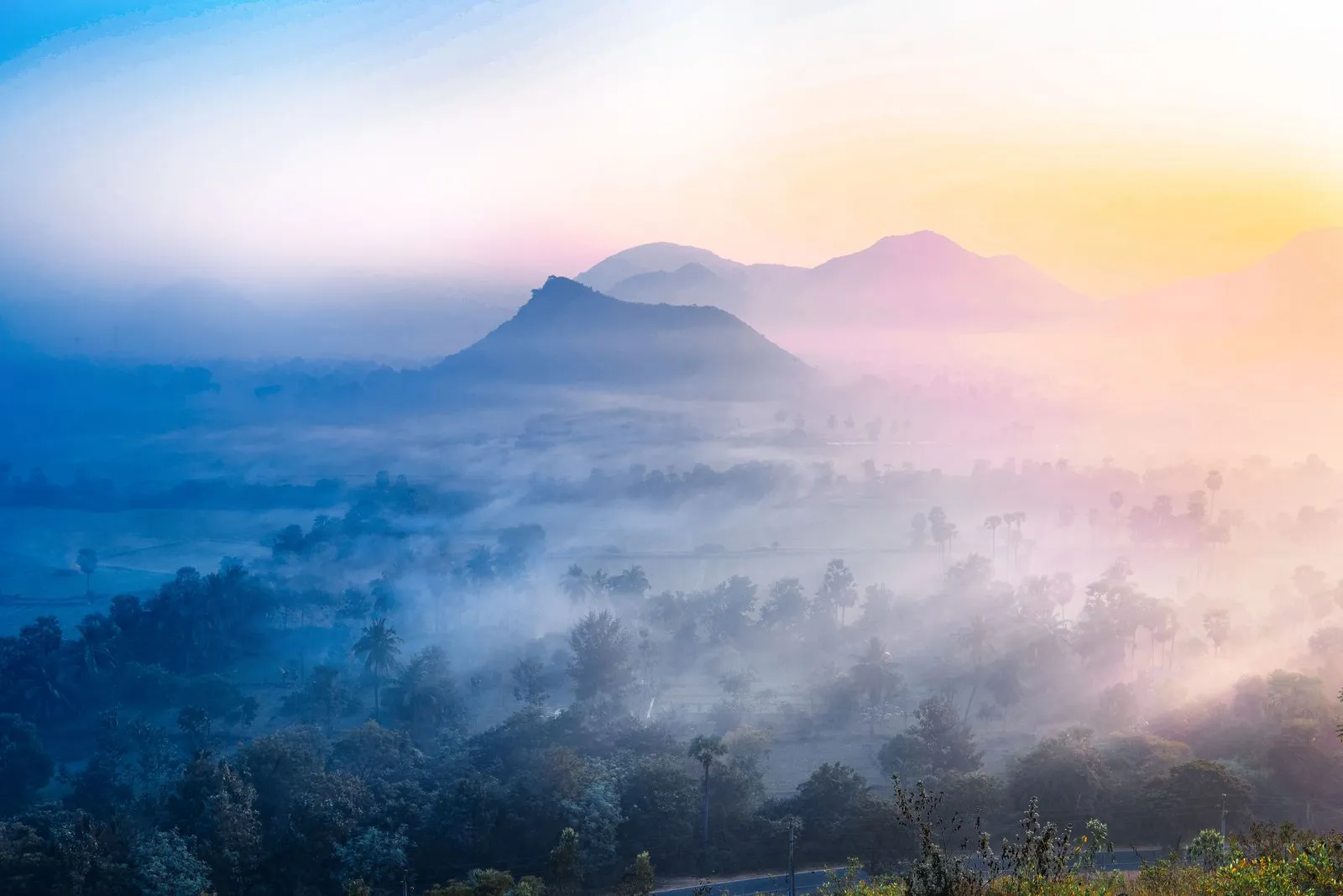 Montagne émergeant de la brume bleue du matin - prévention des difficultés des entreprises