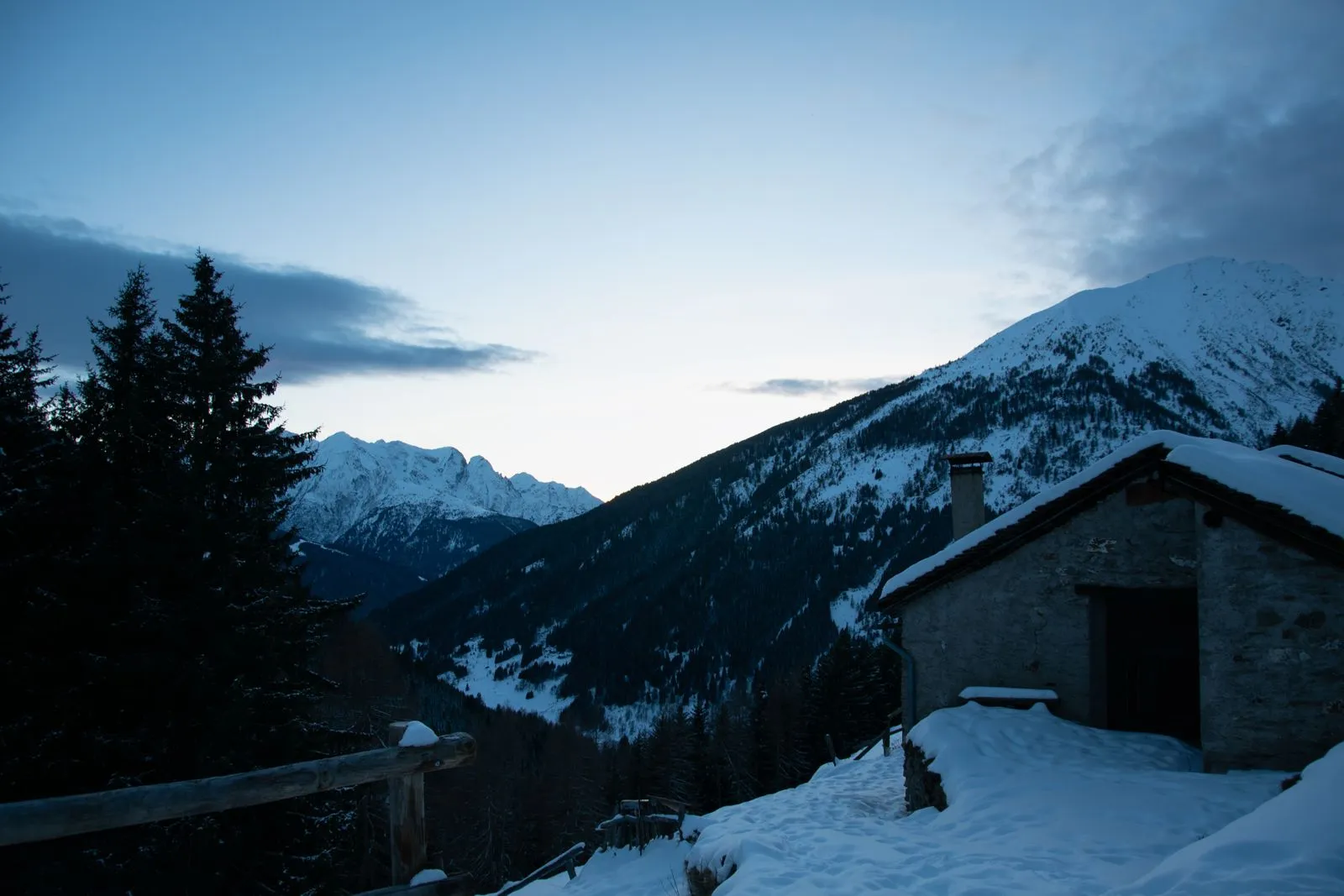 Refuge dans un paysage de montagne en hiver - procédure de sauvegarde