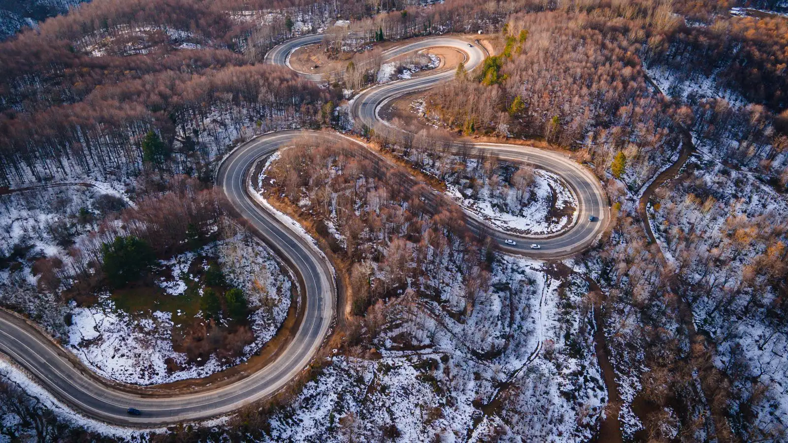 Route de montagne en lacets vue du ciel - procédure et stratégie contentieuse