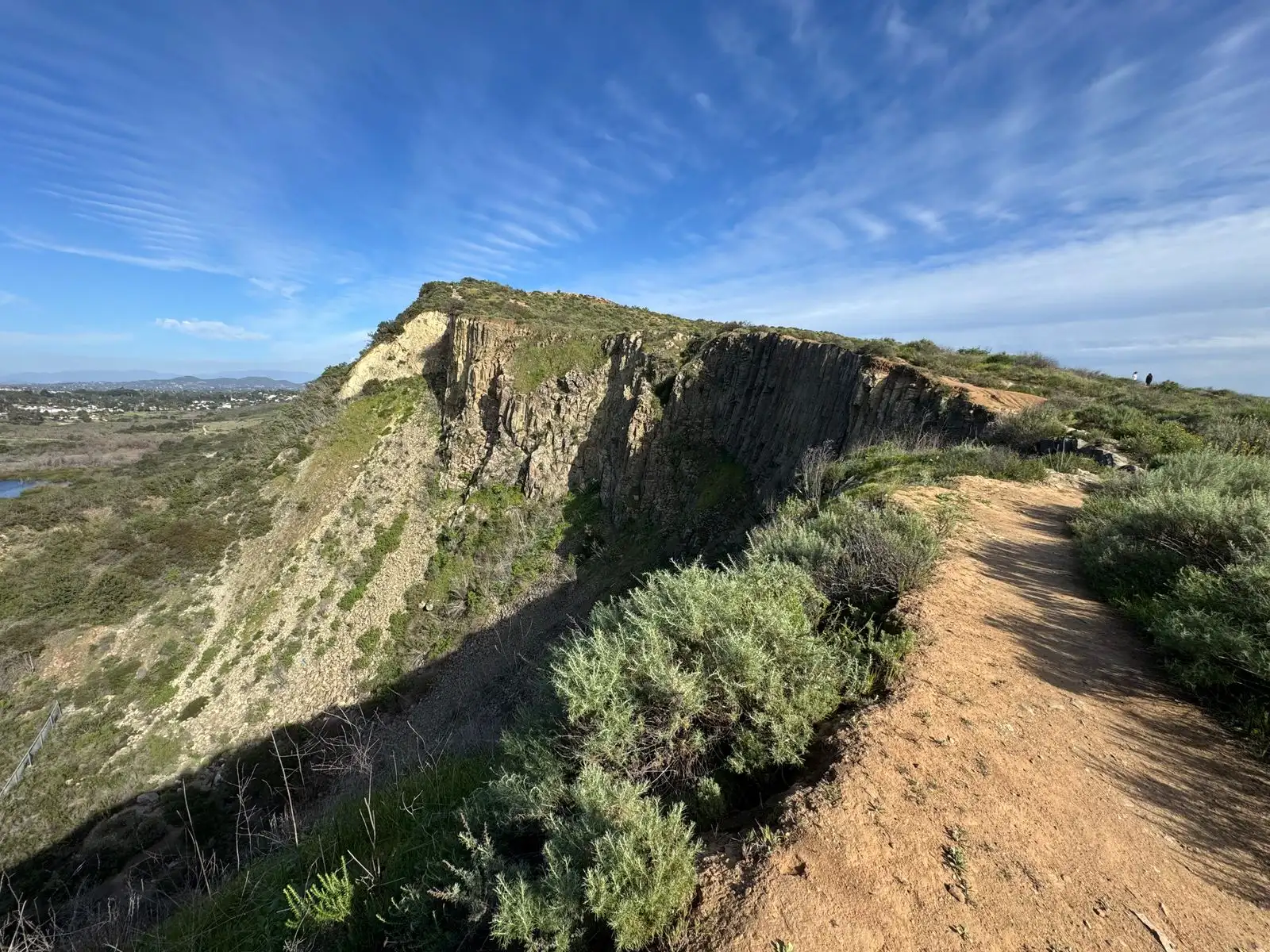 Sentier de crête sous un ciel bleu - responsabilité et sanctions du dirigeant