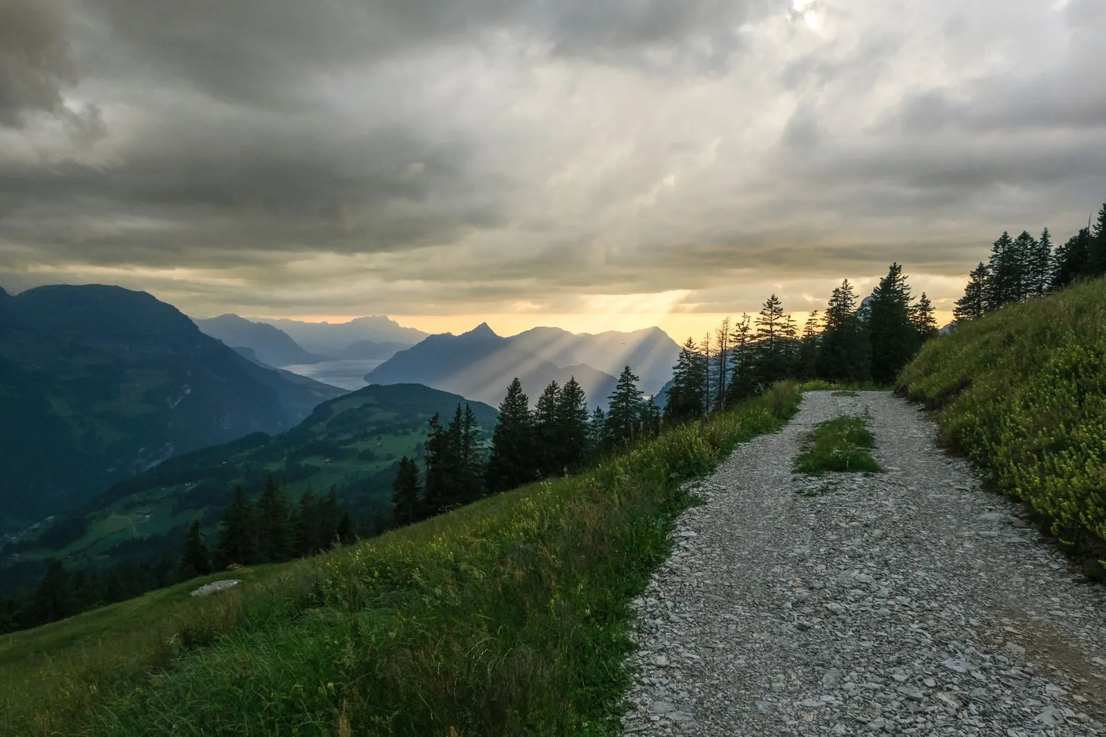 Sentier de montagne montant vers une éclaircie - redressement judiciaire