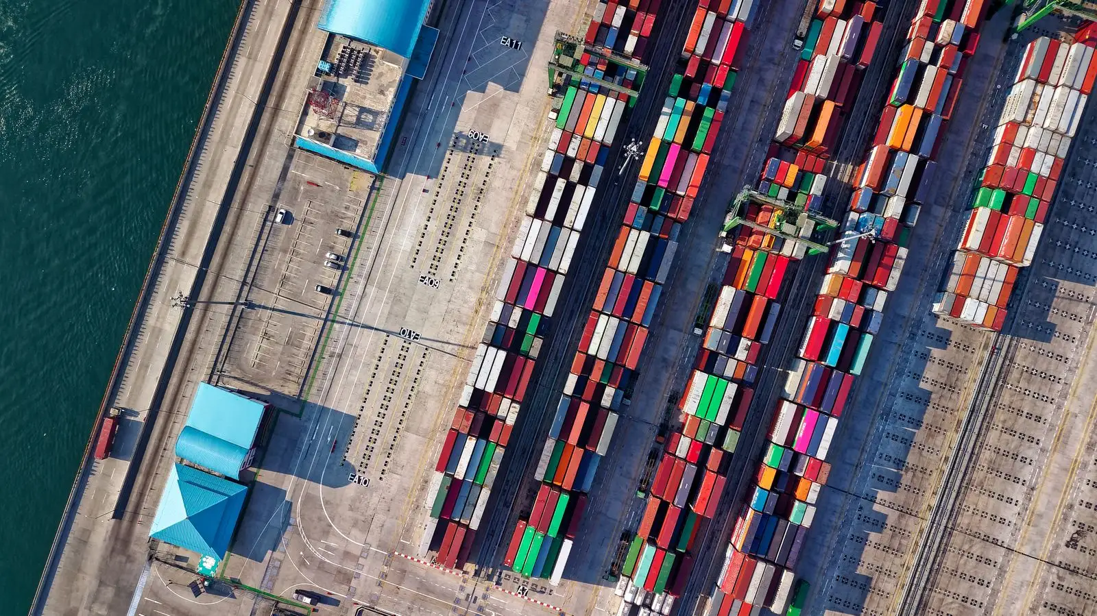 Terminal de conteneurs vu du ciel - contrats fournisseurs et approvisionnement